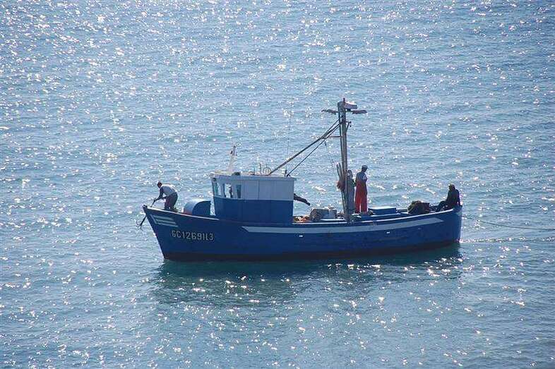 Barco de pesca artesanal en aguas de Telde (Foto TA)